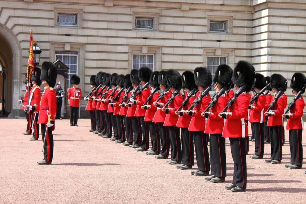 things to do in London - visit Buckingham Palace