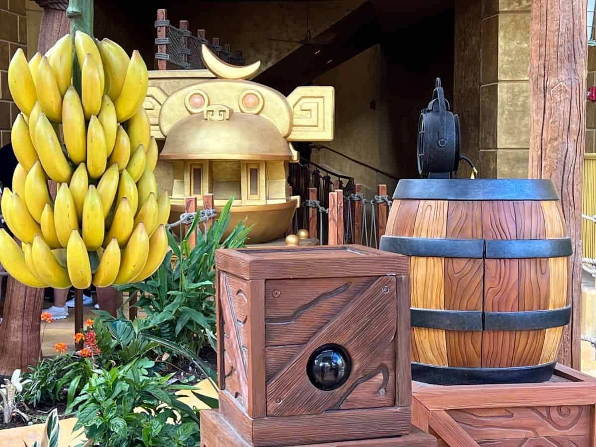 Bananas, a barrel, and a golden Donkey Kong head in the Mine-Cart Madness ride queue.