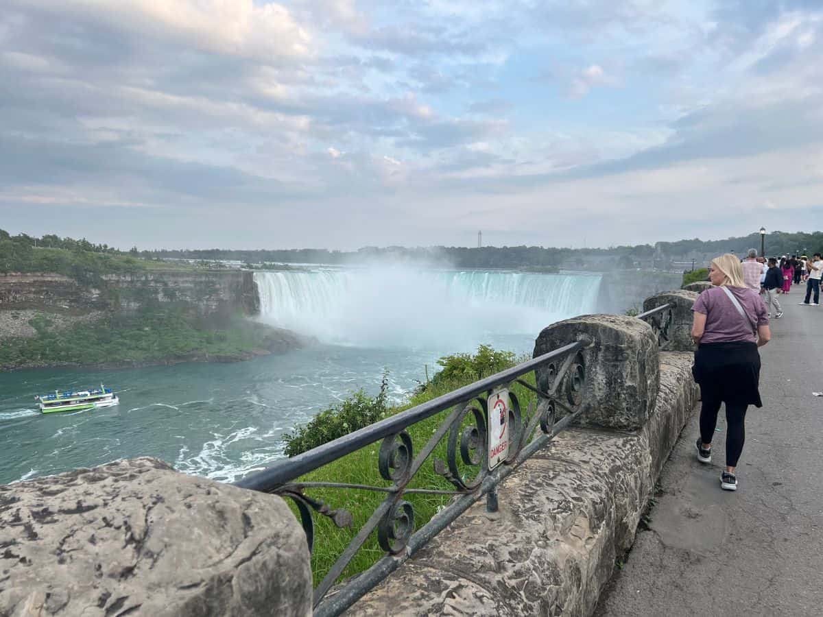 Visitors walk a paved path toward Horseshoe Falls,Niagara Falls.